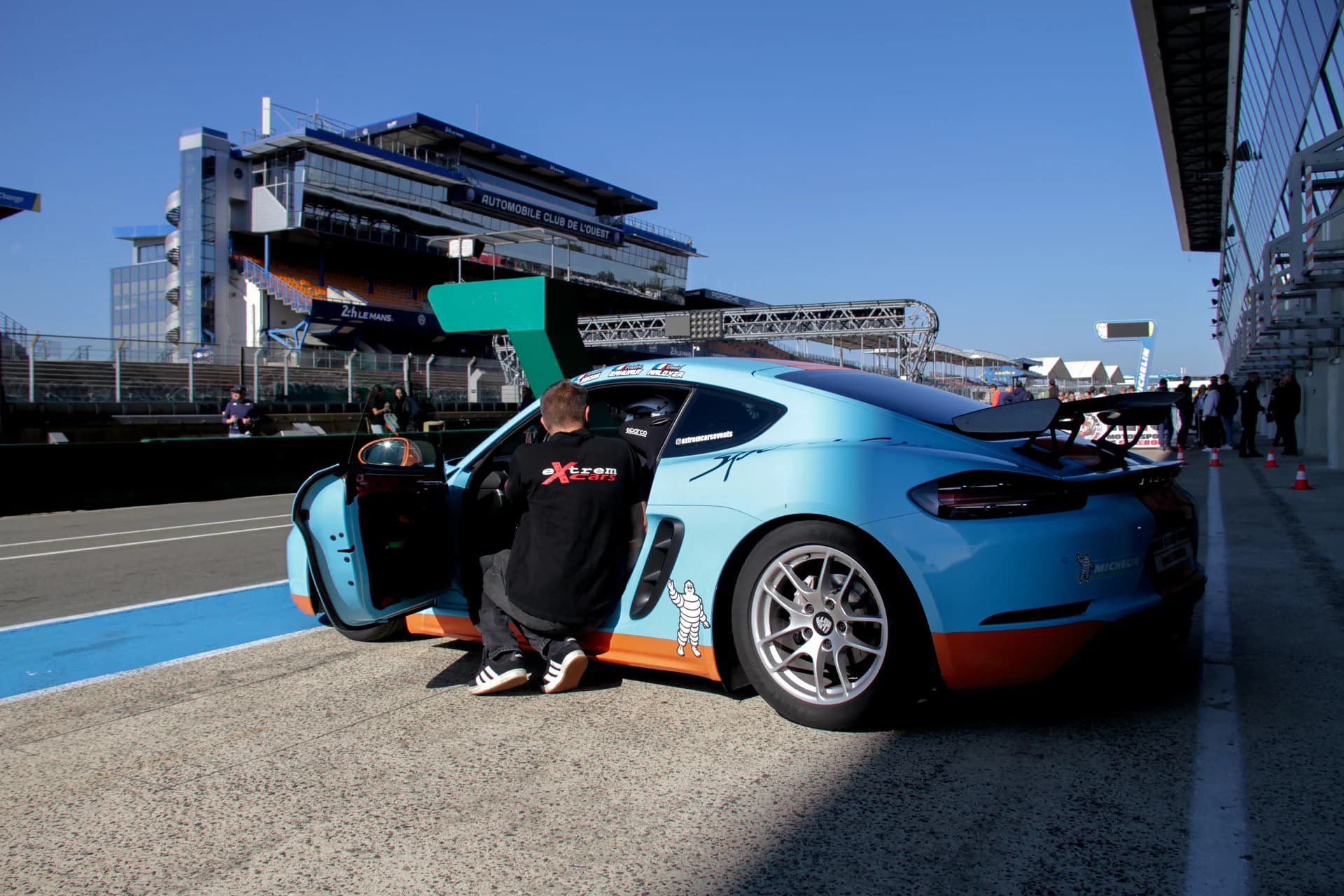 Participants et voitures lors des dix ans ADN au circuit du Mans