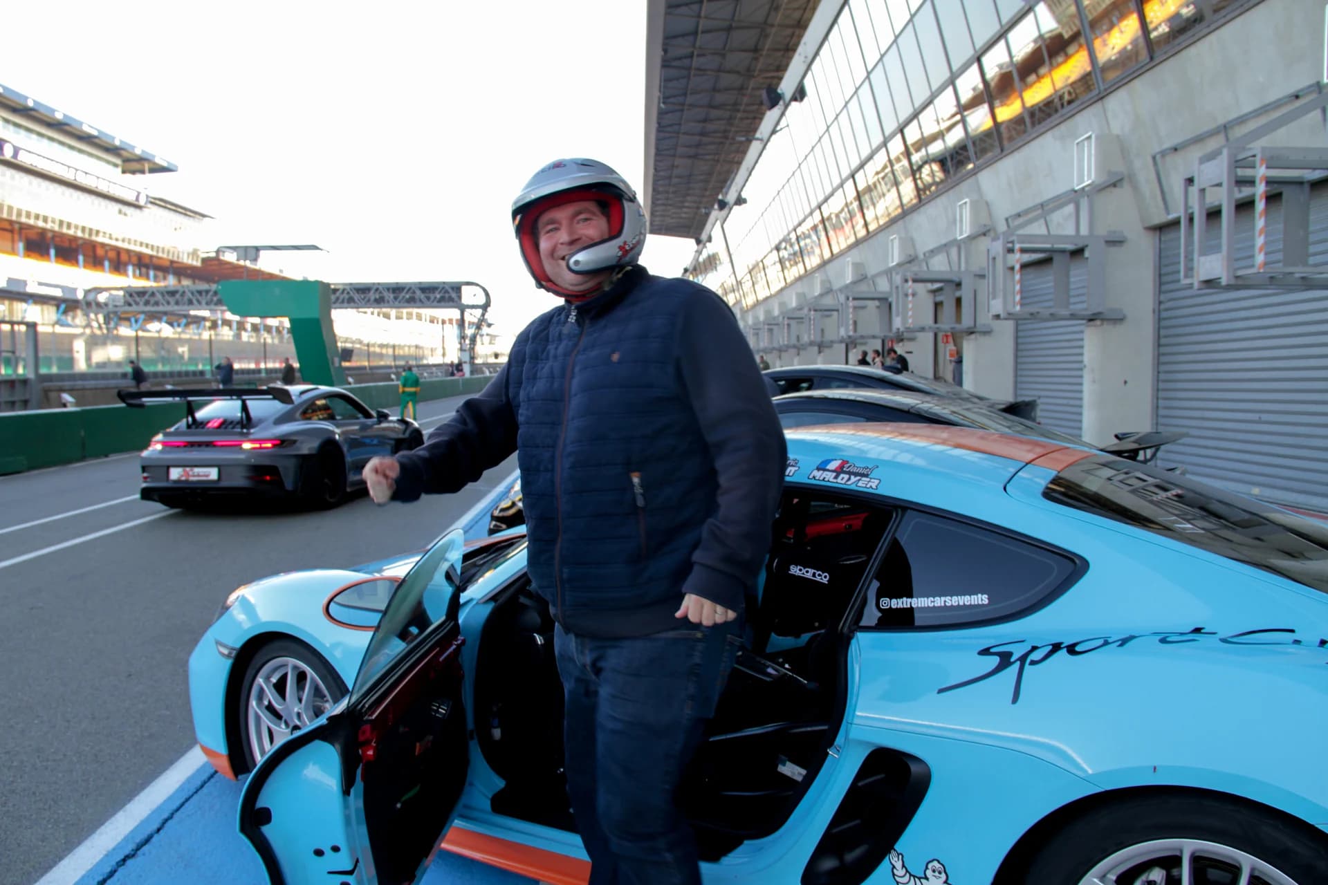 Participants et voitures lors des dix ans ADN au circuit du Mans