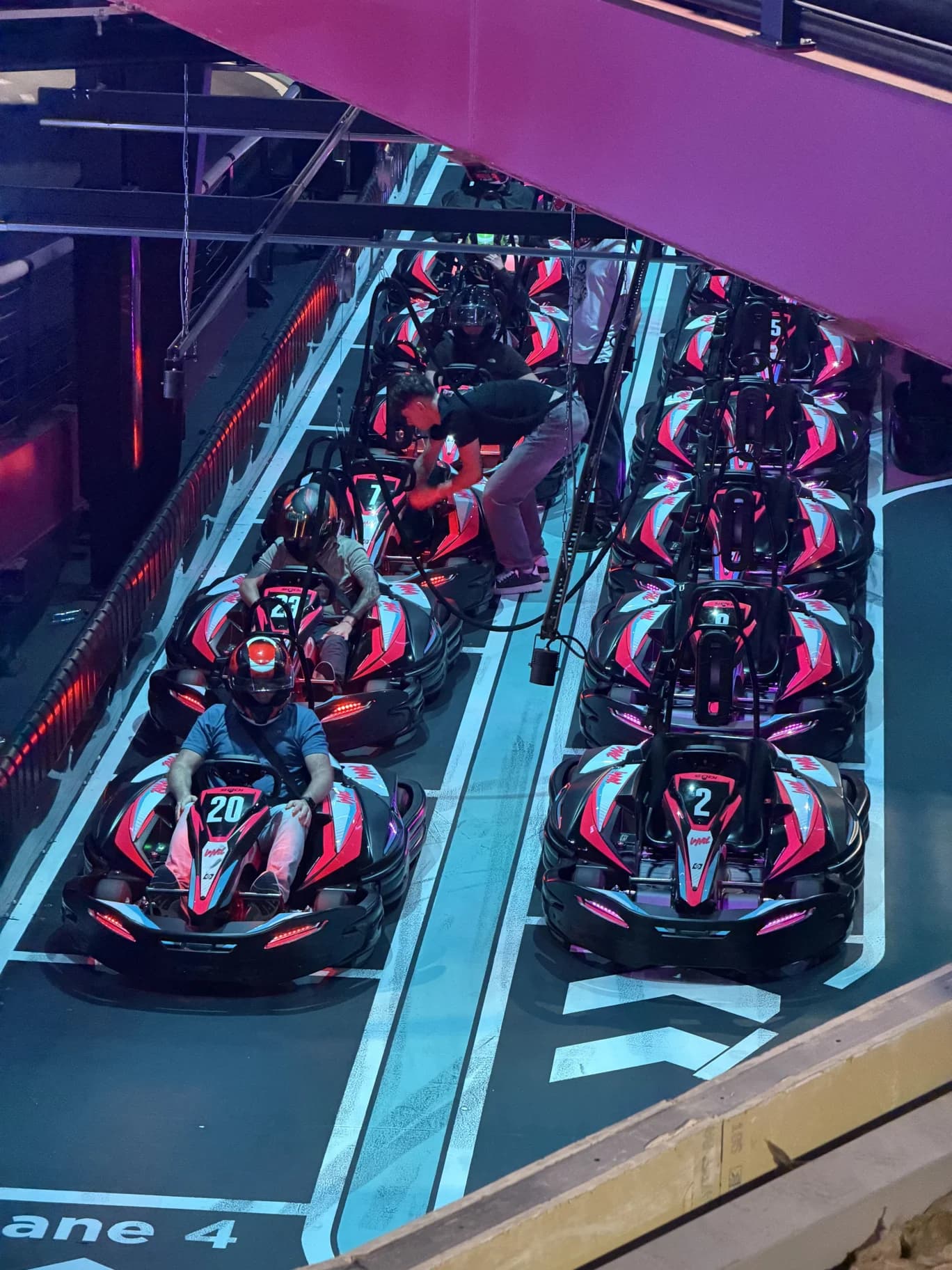 Les participants de la soirée ADN Consulting à Nantes installés dans leurs karts avant le départ