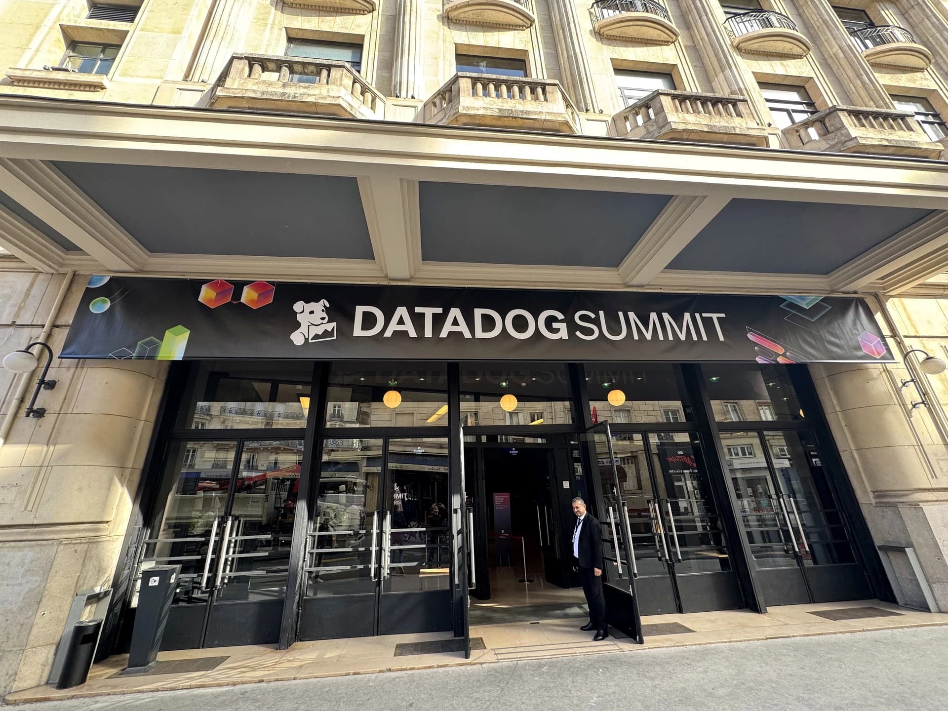 Entrée de la Maison de la Mutualité sous la bannière Datadog Summit à Paris