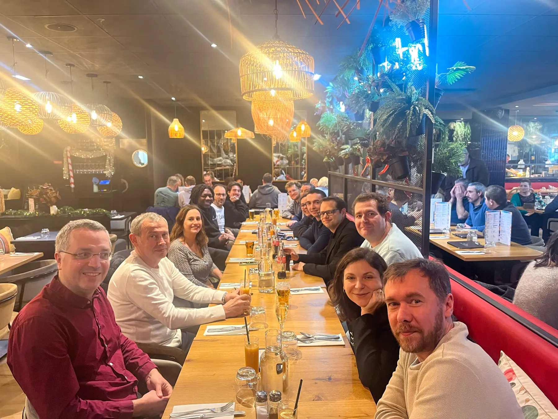 Dîner réunissant un grand groupe de l’ADN Family
