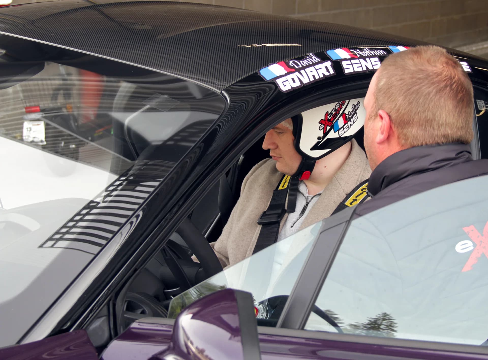 Échange dans la voiture avant une session sur circuit