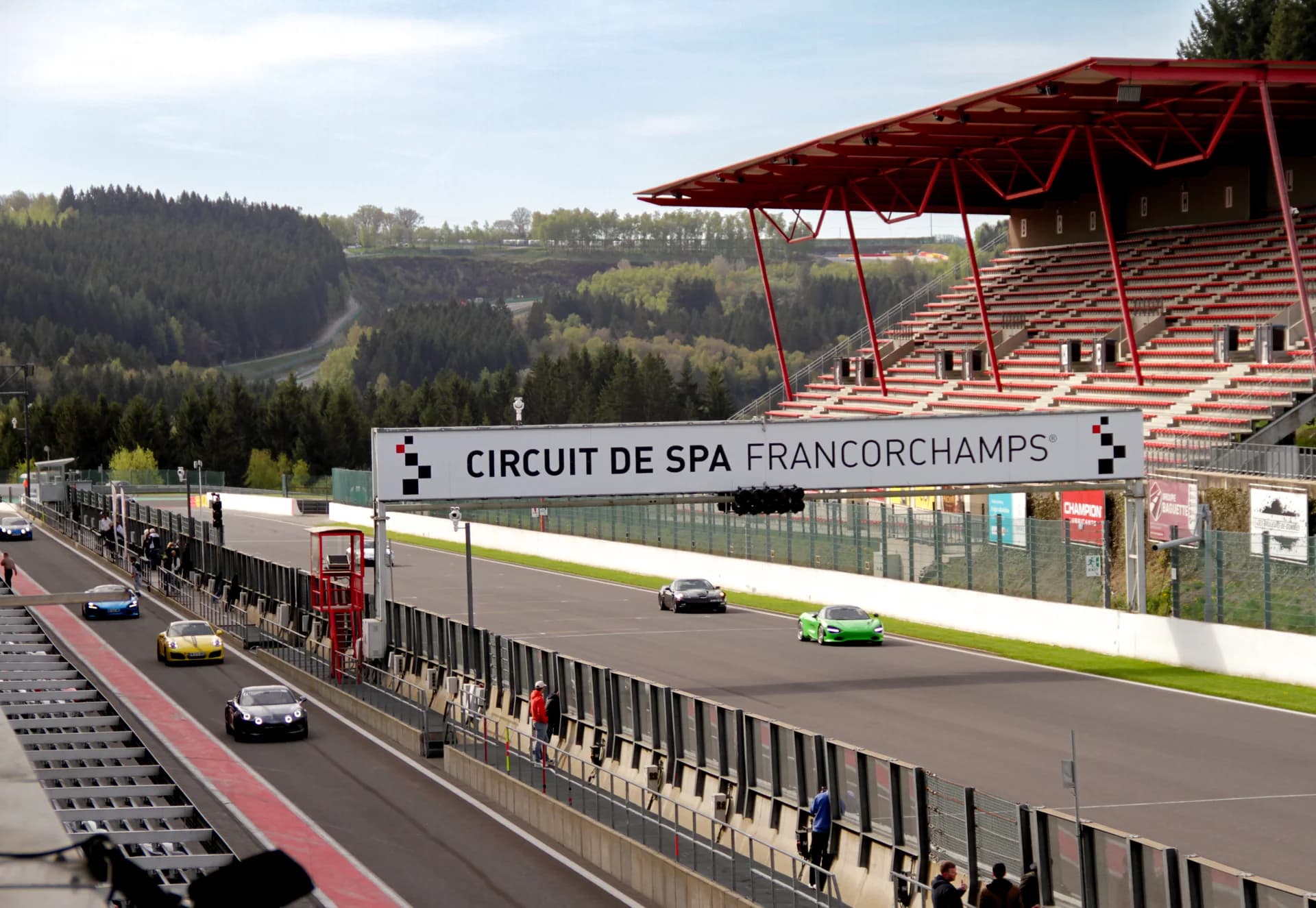 Voitures sur la ligne droite du circuit de Spa-Francorchamps
