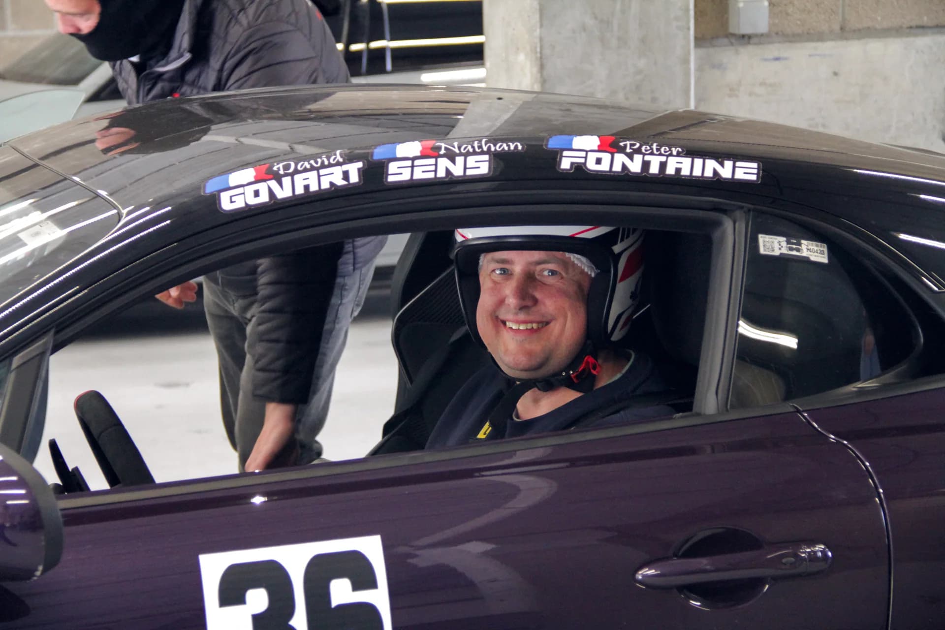 Participant installé au volant de la voiture de pilotage