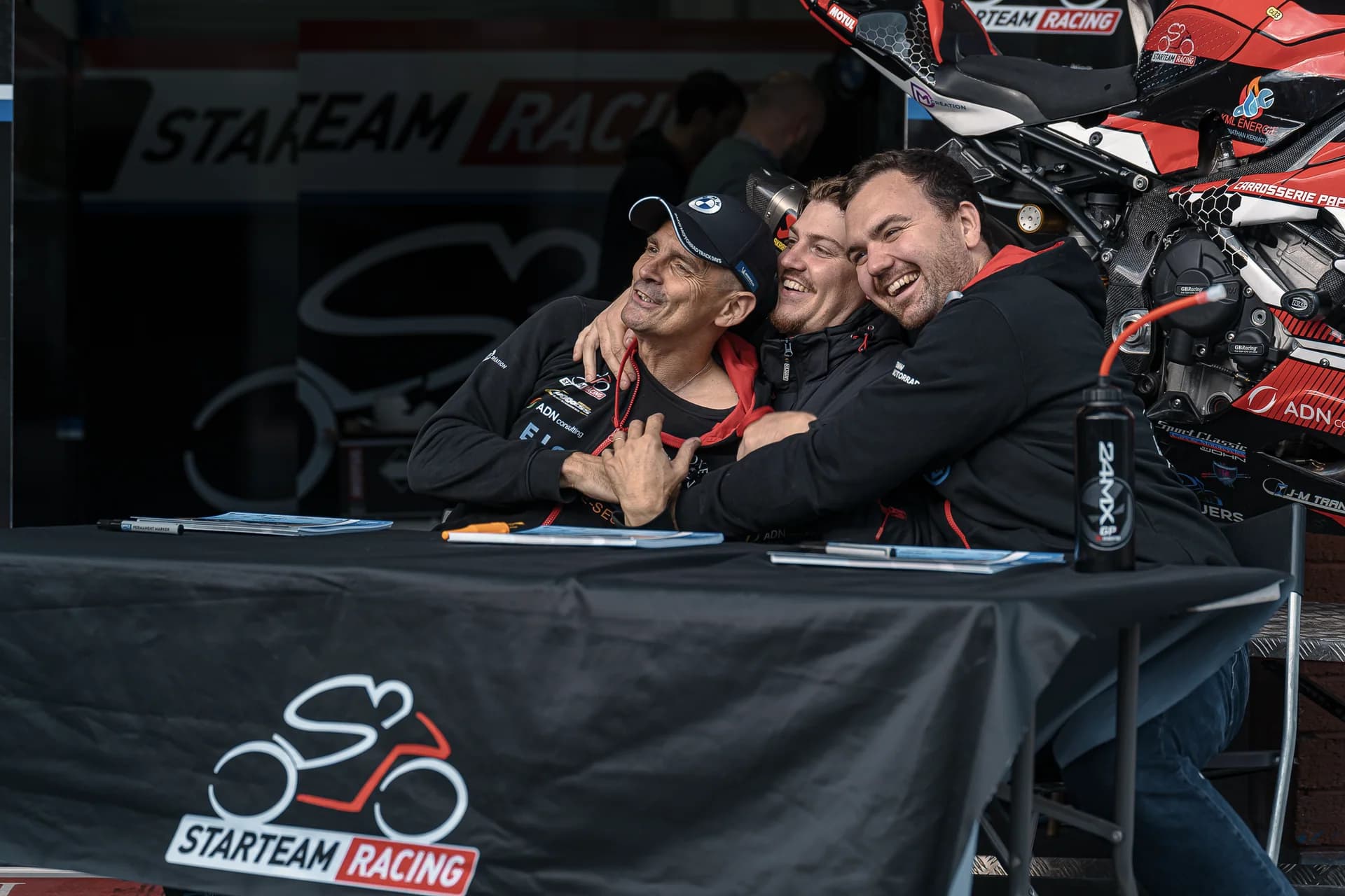 Moment de dédicaces au stand Starteam Racing