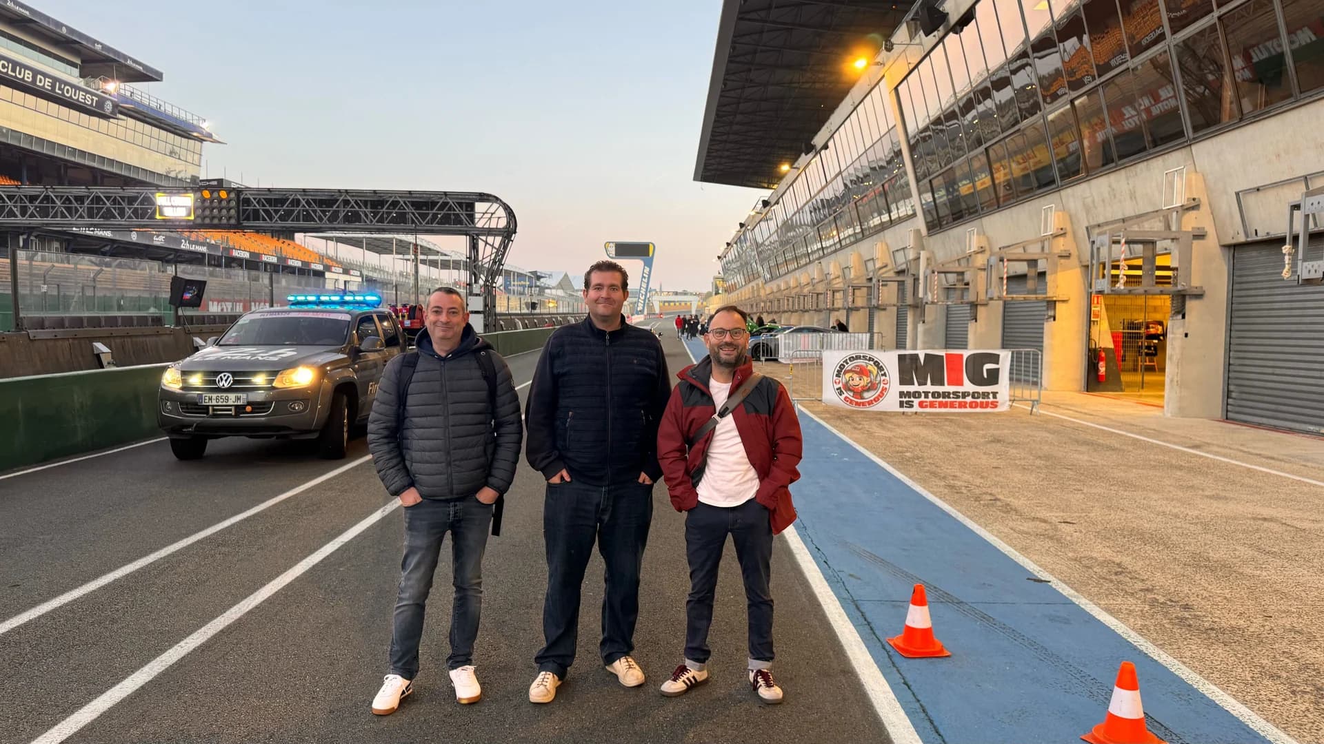 Participants et voitures lors des dix ans ADN au circuit du Mans