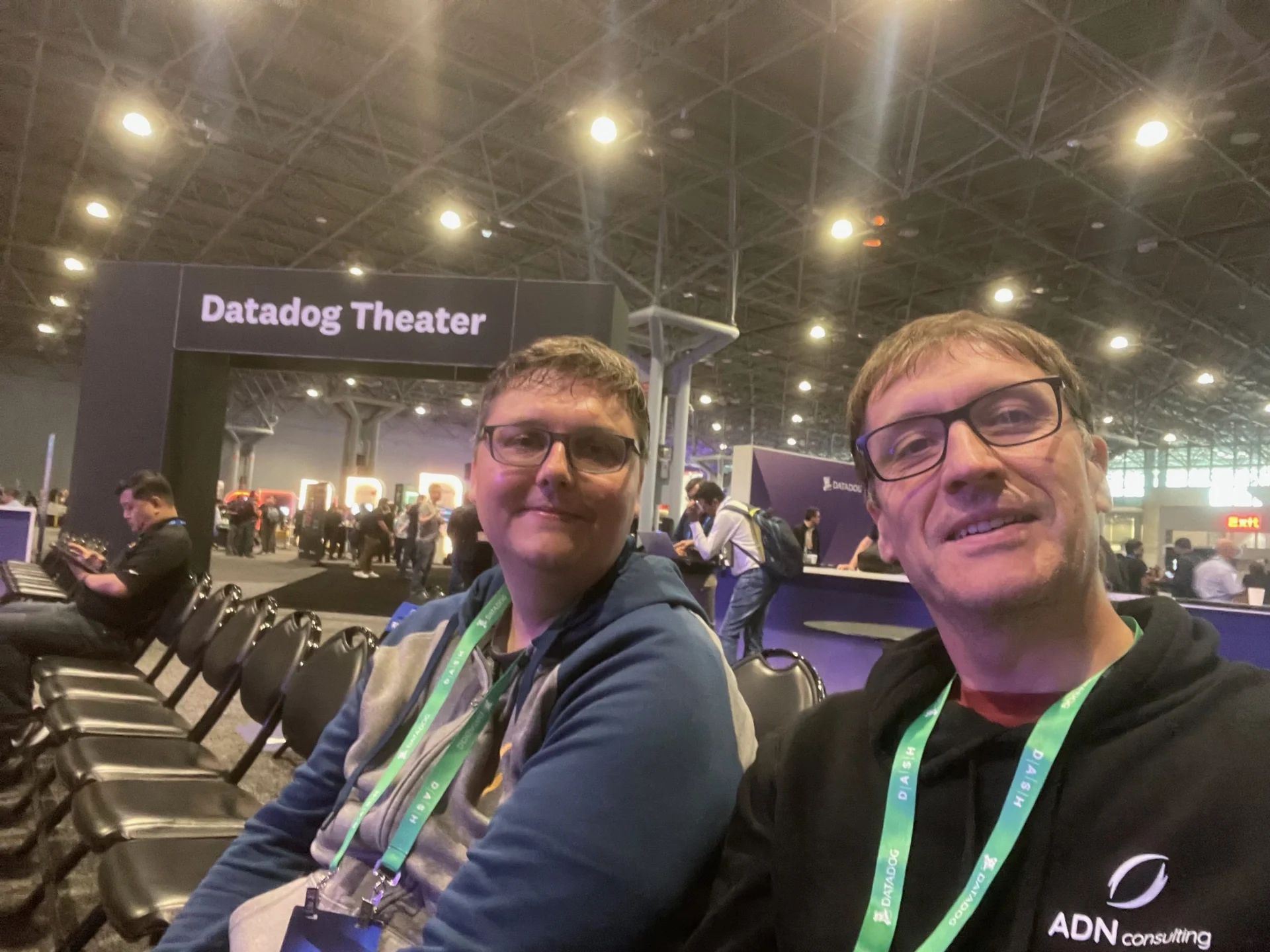 Deux collègues ADN Consulting au Datadog Theater pendant le salon DASH à New York