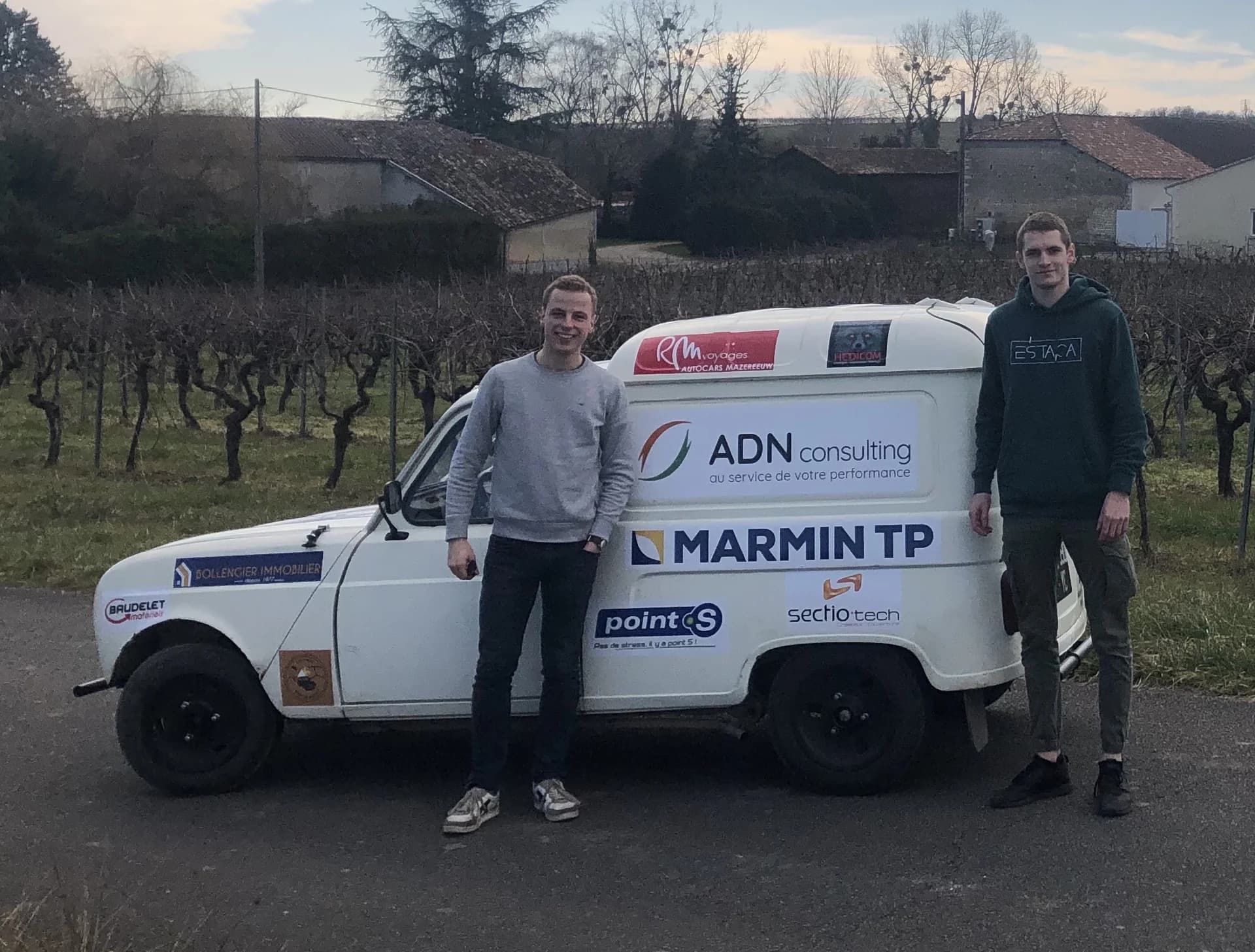 Les participants au 4L Trophy auprès de leur voiture