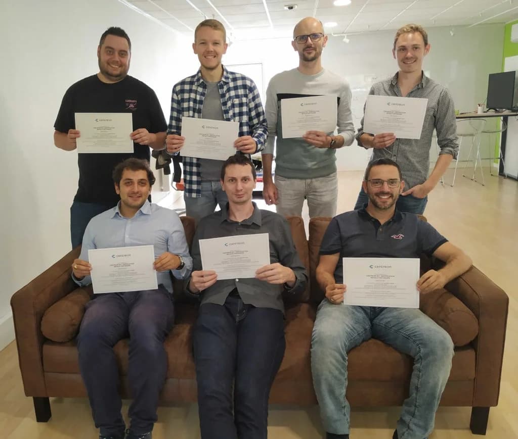 Les participants à la formation Centreon avec leurs attestations