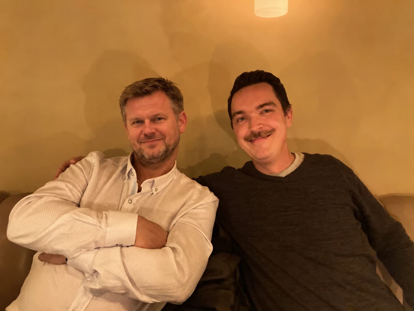 Matthieu à droite, expert en observabilité, lors de la rencontre Datadog à Amsterdam, photo retouchée