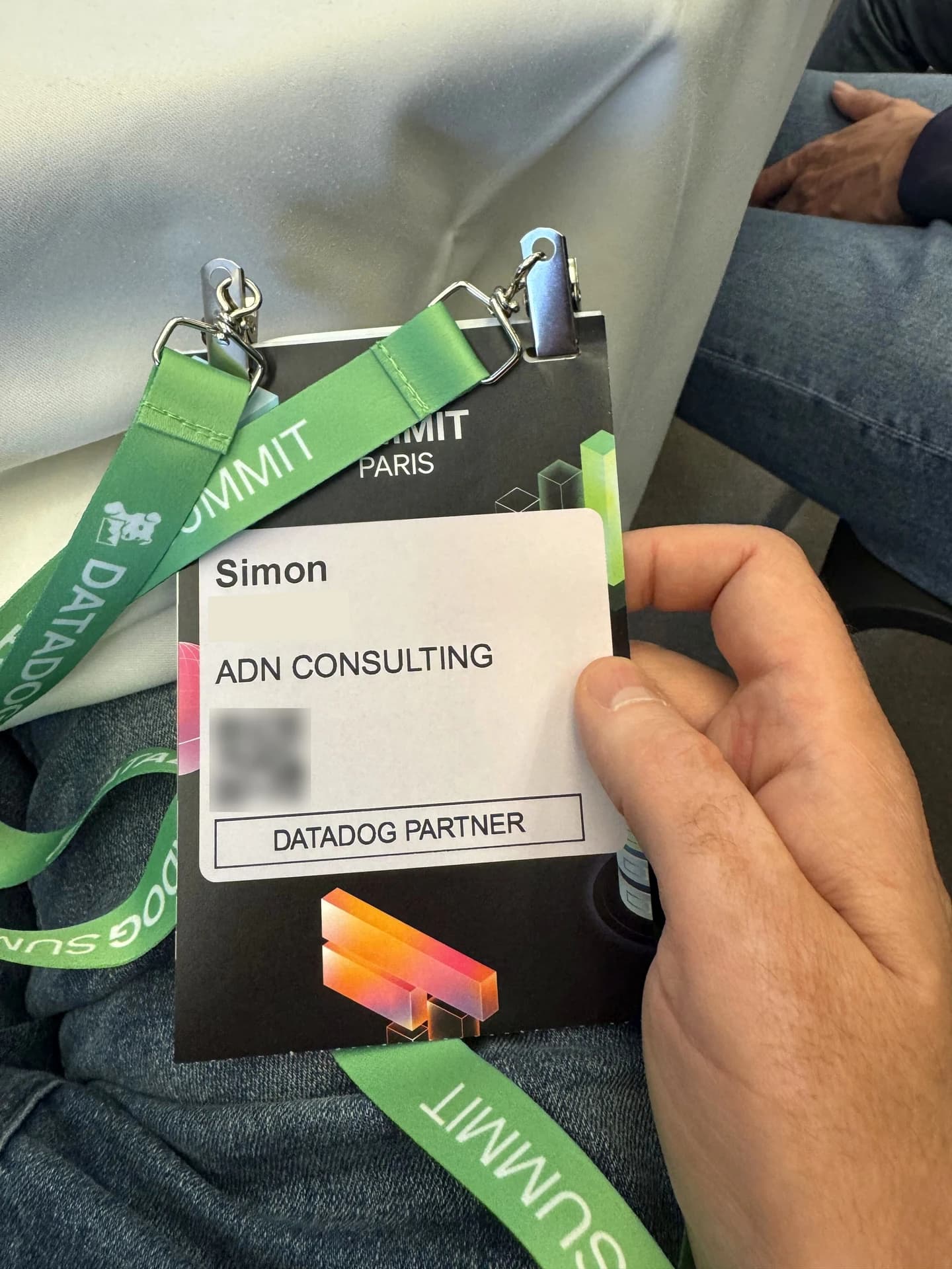 Badge de Simon, ADN Consulting, avec son nom de famille masqué