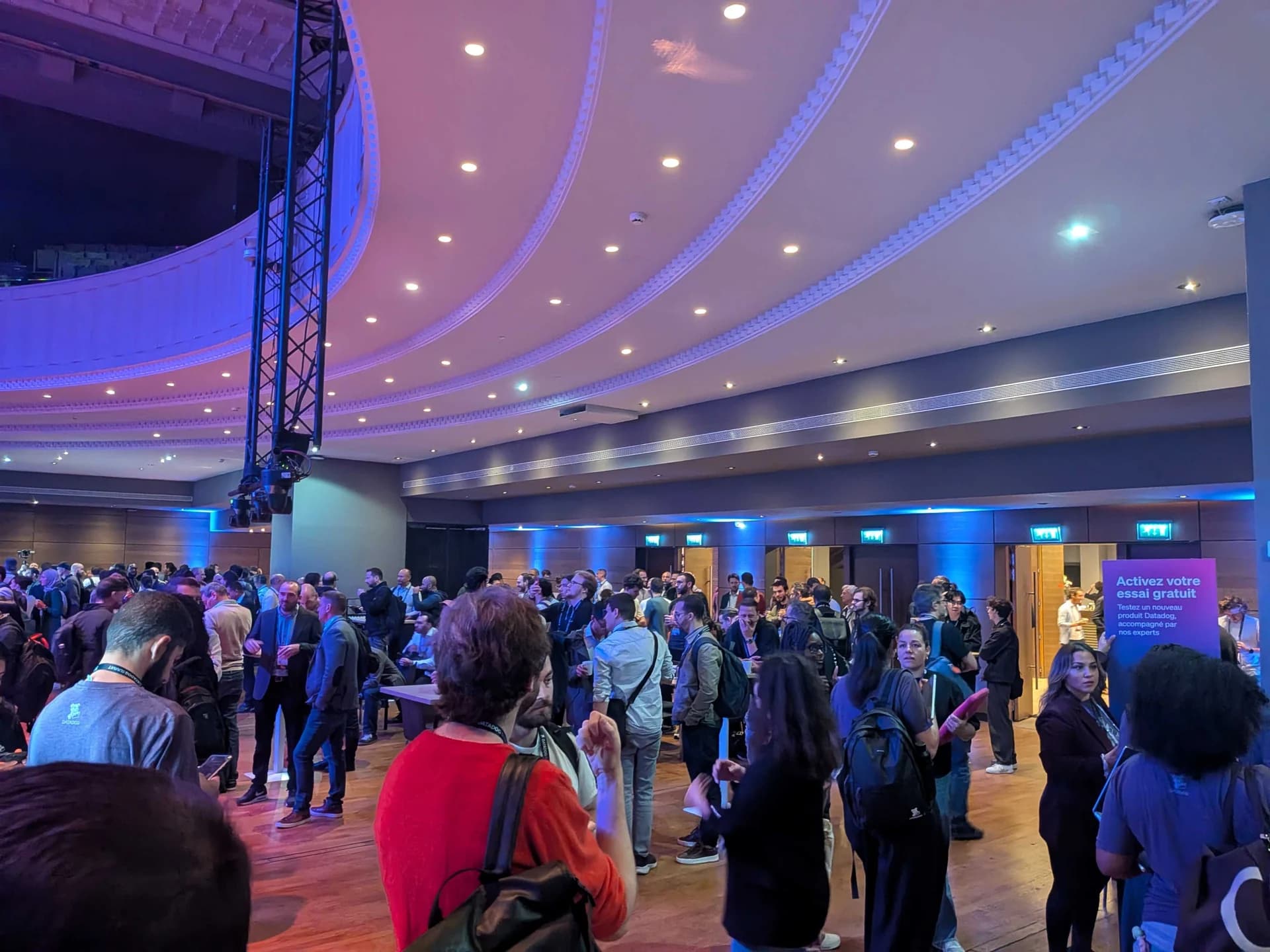 Participants réunis dans l’espace de rencontres du Datadog Summit Paris