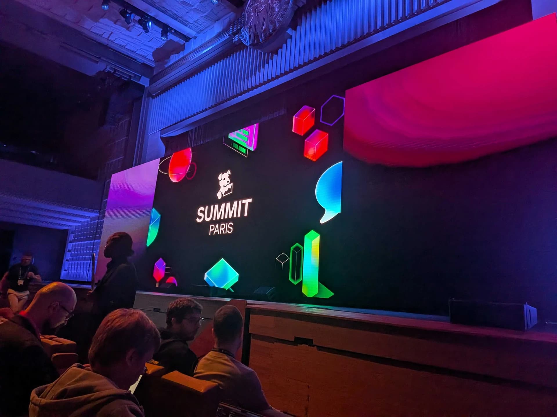 Scène du Datadog Summit Paris avec écran Summit Paris à la Maison de la Mutualité